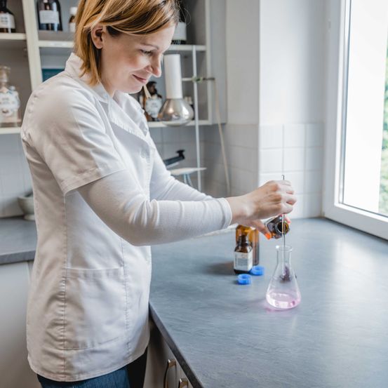 Bild enthält, Adult, Female, Person, Woman, Head, Laboratory, Face