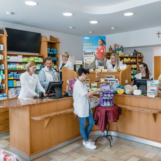 Bild enthält, Shop, Indoors, Market, Person, Grocery Store, Supermarket, Adult, Female, Woman, Checkout Counter