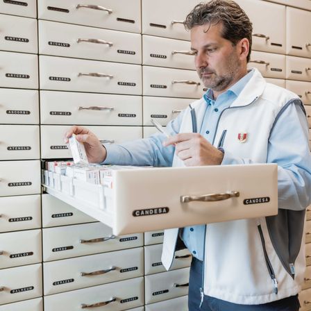 Bild enthält, Furniture, Adult, Male, Man, Person, Credit Card, Head