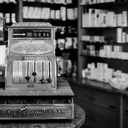 Bild enthält, Shelf, Shop, Mailbox