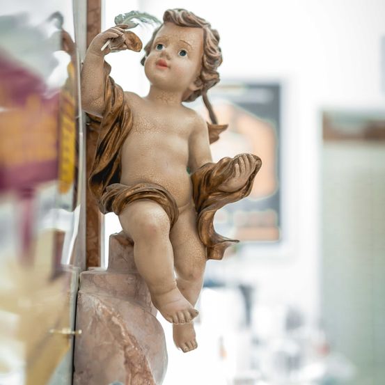 Bild enthält, Figurine, Baby, Person, Toy, Face, Head, Doll, Machine, Screw