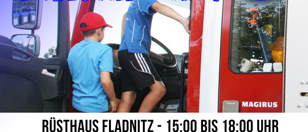 Ein Plakat für einen Feuerwehr-Erlebnistag am 24. Juli, mit zwei Jungen, einer sitzt in einem Feuerwehrauto und der andere steht draußen. Die Veranstaltung findet im Rusthaus Fladnitz von 15:00 bis 18:00 Uhr statt.