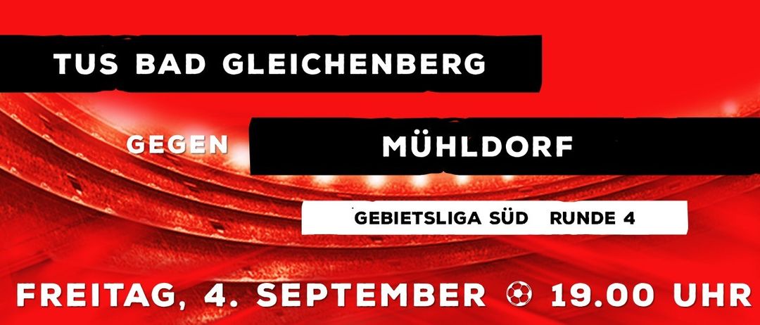 Plakat für ein Fußballspiel zwischen Gleichenberg und Mühldorf am 4. September um 19 Uhr. Der Hintergrund zeigt ein leeres Stadion.