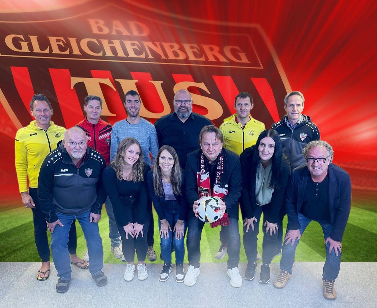 Bild enthält, Groupshot, Person, People, Volleyball (Ball), Adult, Male, Man, Face, Coat, Jacket