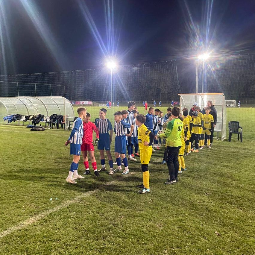 Bild enthält, People, Person, Clothing, Footwear, Shoe, Chair, Furniture, Field