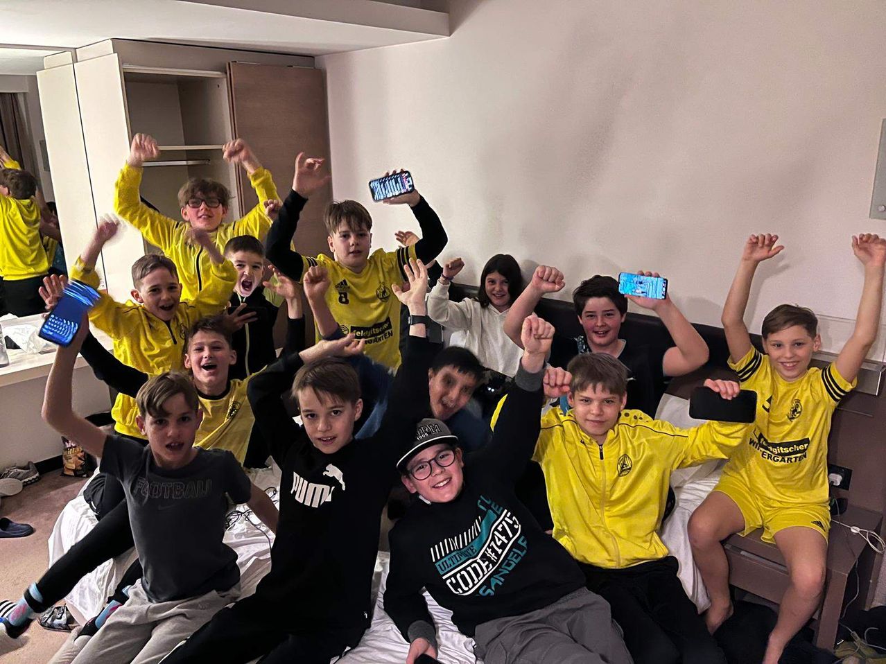 Bild enthält, Celebrating, Person, Boy, Child, Male, Adult, Female, Woman, Man, Head