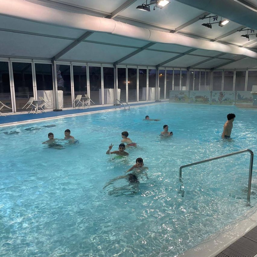 Bild enthält, Water, Pool, Swimming Pool, Person, Water Sports, Outdoors, Adult, Female, Woman, Head