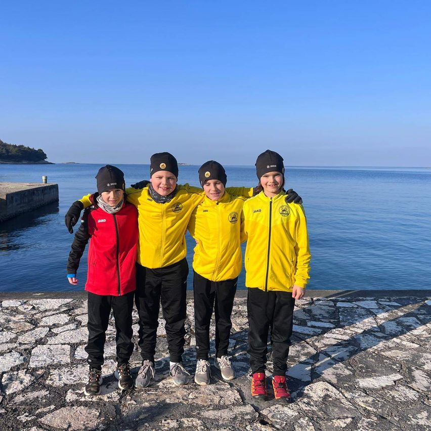 Bild enthält, Coat, People, Person, Outdoors, Sky, Horizon, Waterfront, Groupshot, Jacket, Glove