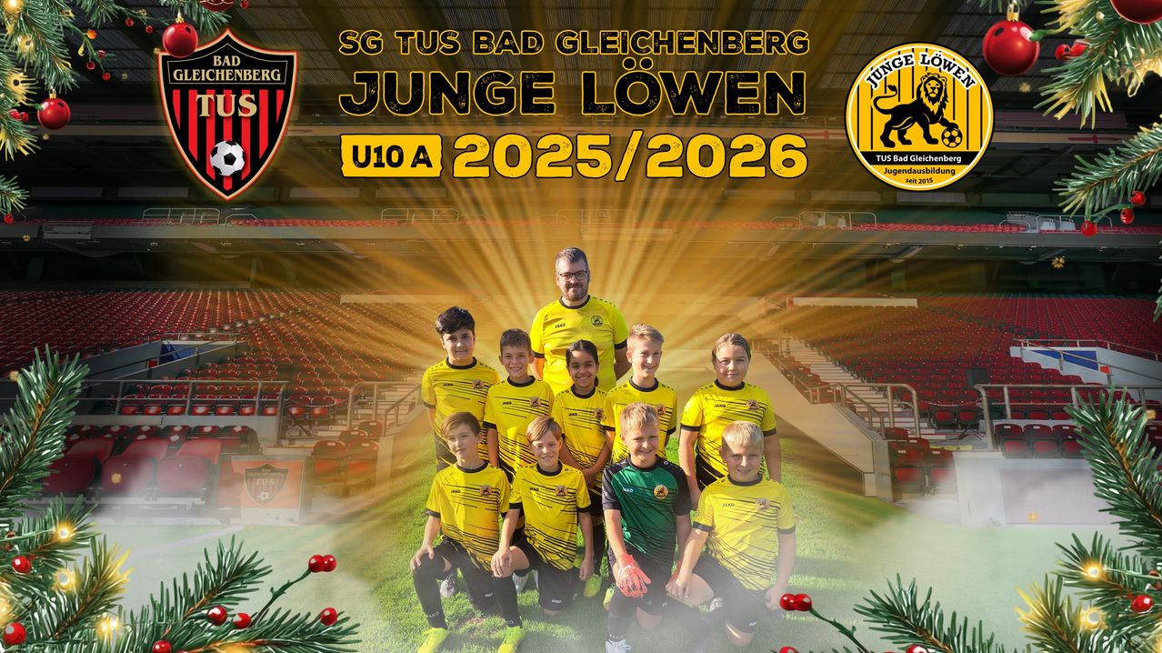 Ein Bild der SG Tus Bad Gleichenberg Junge Lowen Fußballmannschaft mit Spielern in gelben und grünen Uniformen, die auf einem Feld mit Weihnachtsdekorationen posieren.