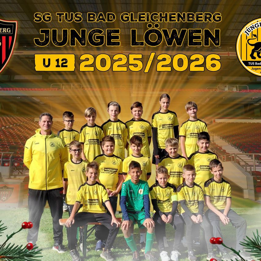Gruppenfoto von jungen Fußballspielern vom SG Tus Bad Gleichenberg. Sie tragen gelbe Trikots mit einem Löwenlogo. Das Bild ist vor einem Stadionhintergrund.