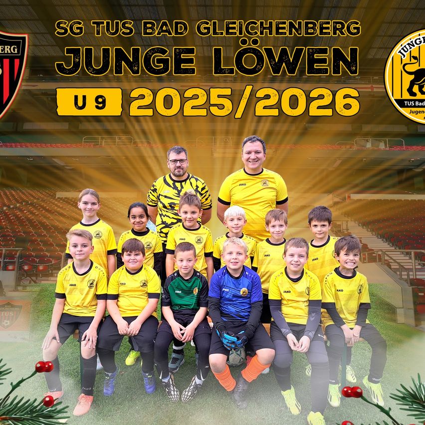 Eine Fußballmannschaft von SG Tus Bad Gleichenberg, Junge Lowen, posiert für ein Foto. Die Mannschaft besteht aus jungen Spielern, einige tragen gelbe Trikots und andere blau. Zwei Männer stehen hinter der Mannschaft, und der Hintergrund ist ein Stadion.