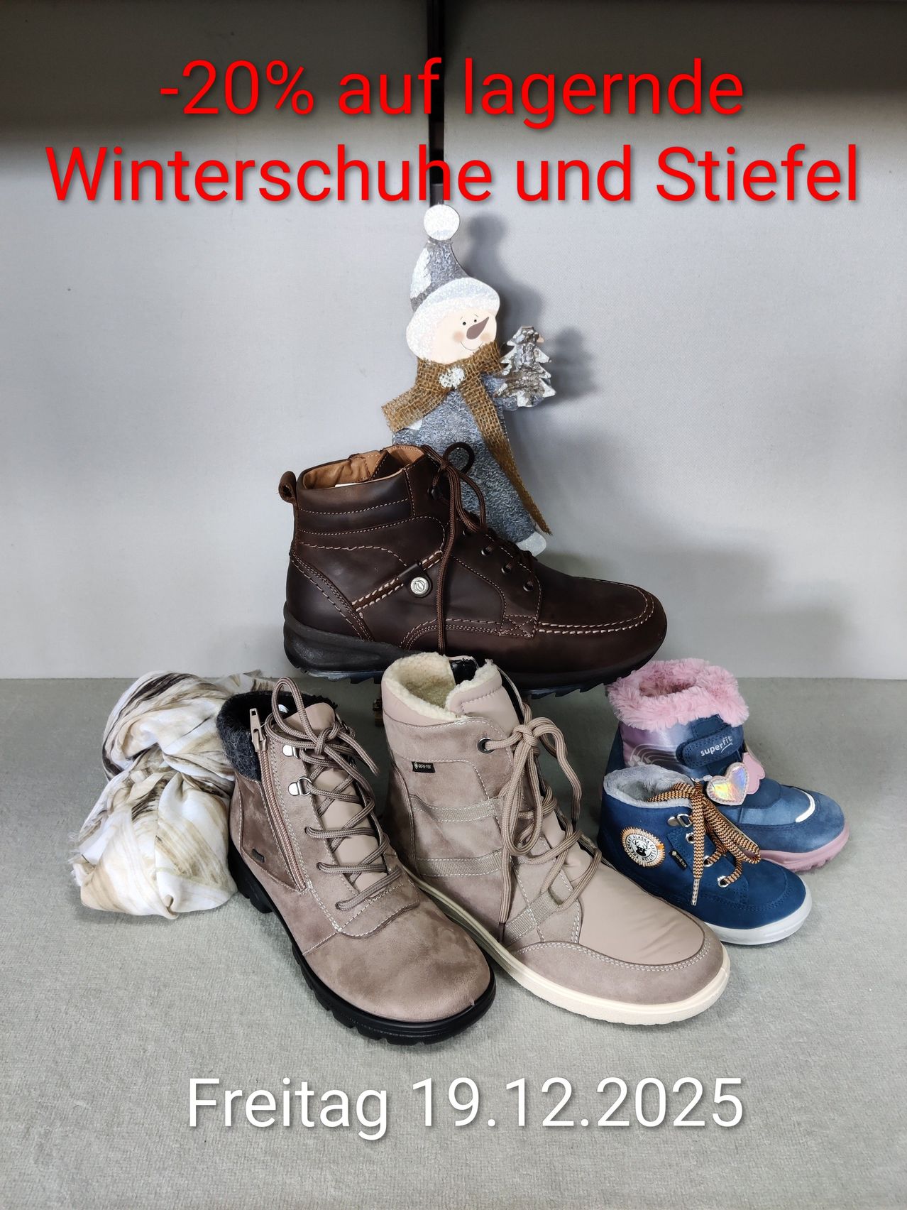 Eine Auswahl an Winterstiefeln und Schuhen, ausgestellt mit einer Schneemannfigur auf einem grauen Hintergrund. Stiefel variieren in Farbe und Stil.
