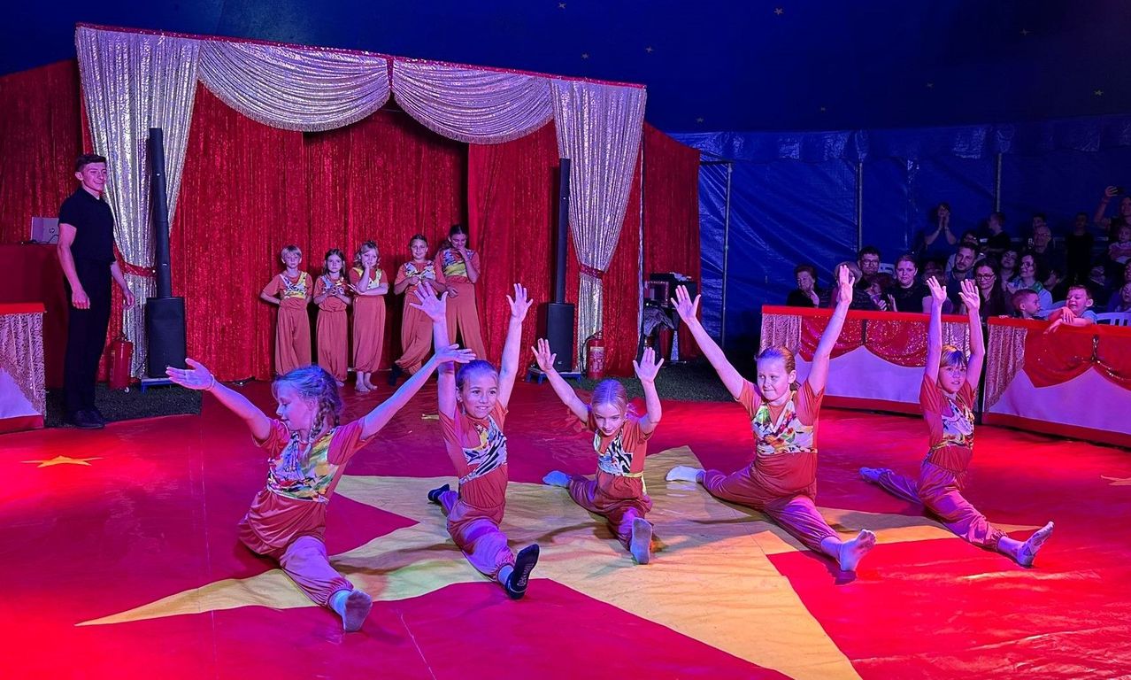 Bild enthält, Group Performance, Person, Dancing, Child, Female, Girl, Boy, Male, Sock, Bride