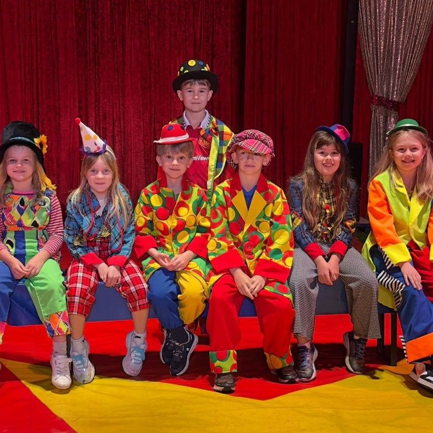 Bild enthält, Pajamas, Adult, Female, Person, Woman, People, Child, Girl, Face, Dancing