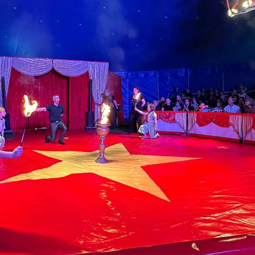 Bild enthält, Urban, Baton, Person, Fun, Party