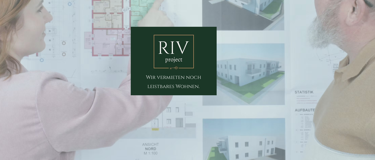Ein Poster mit einer Hand, die einen Bauplan hält. Der Plakat hat den Text 'RIV project' und 'Wir vermieten noch leistungsfähige Wohnungen.' Ein Bild eines Gebäudes im Hintergrund.