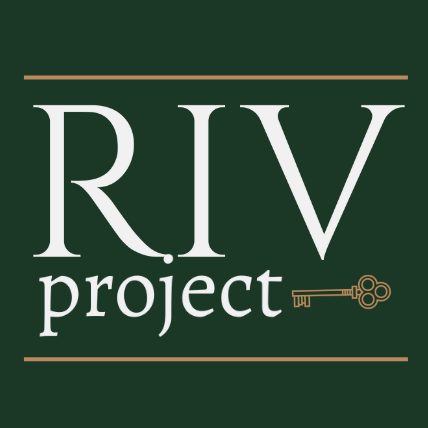 Das Logo für RIV Project, mit den Buchstaben RIV in weiß, einem Schlüssel darunter, auf grünem Hintergrund.