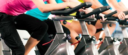 Bild enthält, Working Out, Fitness, Gym, Sport, Exercise Bike, E-scooter, Transportation, Vehicle, Person