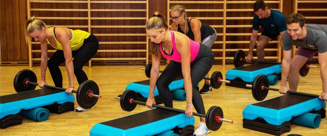 Bild enthält, Adult, Female, Person, Woman, Male, Man, E-scooter, Mace Club, Wheel, Working Out