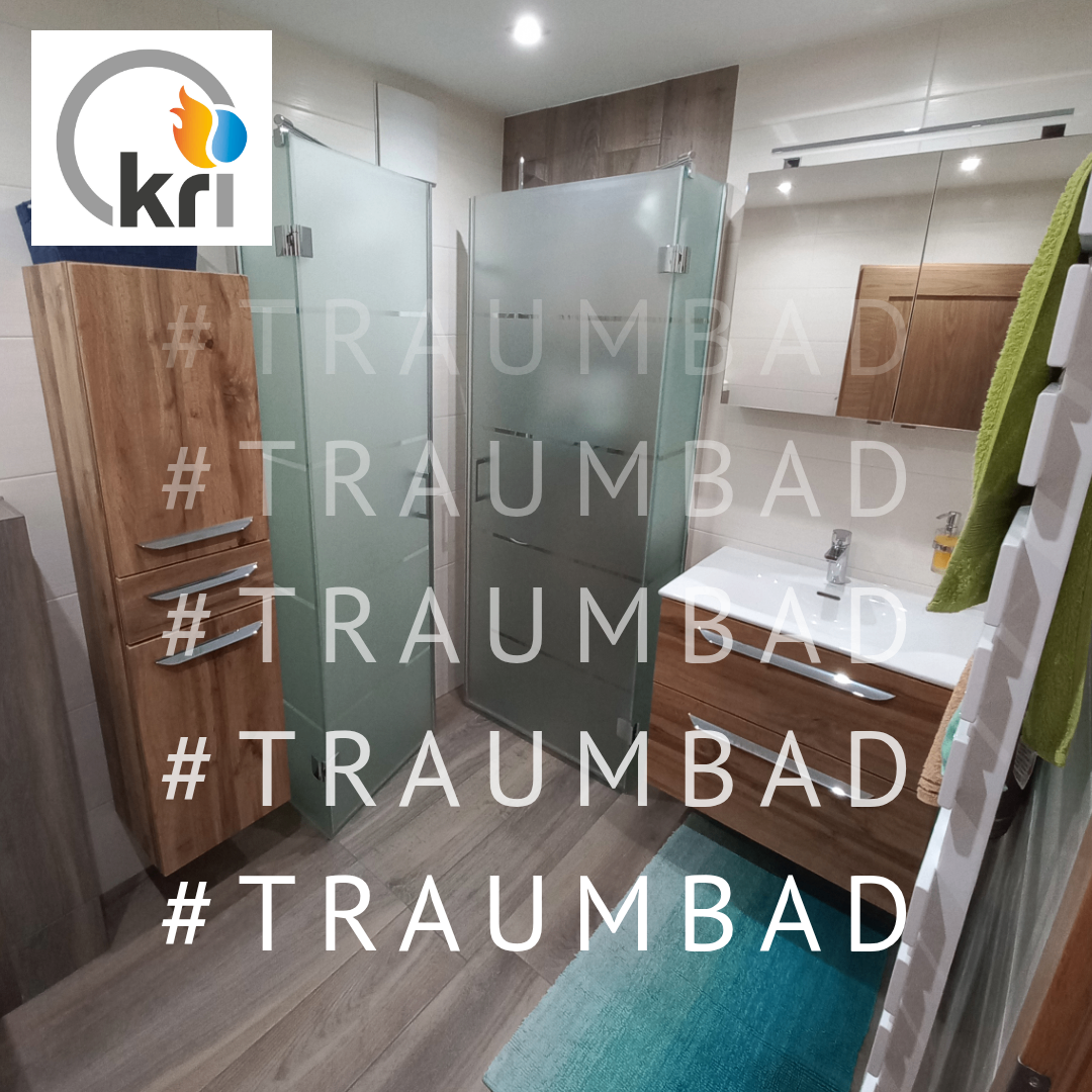 Ein Bild eines modernen Badezimmers mit Holzschränken, einer Glasdusche, einem Waschbecken und einem Handtuchhalter. Hashtags #TRAUMBAD erscheinen mehrfach.
