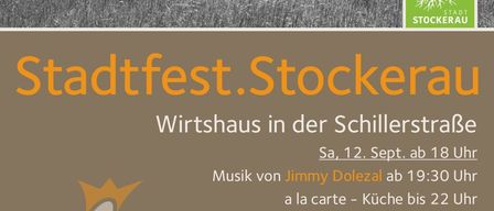 Ein Plakat für Stadtfest Stockerau mit einer Gruppe von Menschen in traditioneller Kleidung, die in einem Feld stehen, mit einem Logo für Stadt Stockerau. Das Plakat enthält Details zu einer Weinverkostung mit Musik von Jimmy Dolezal und Harry Hauser.