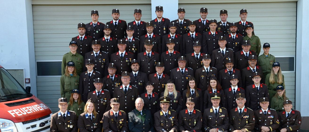 Bild enthält, People, Person, Baseball Cap, Team, Coat, Moving Van, Vehicle