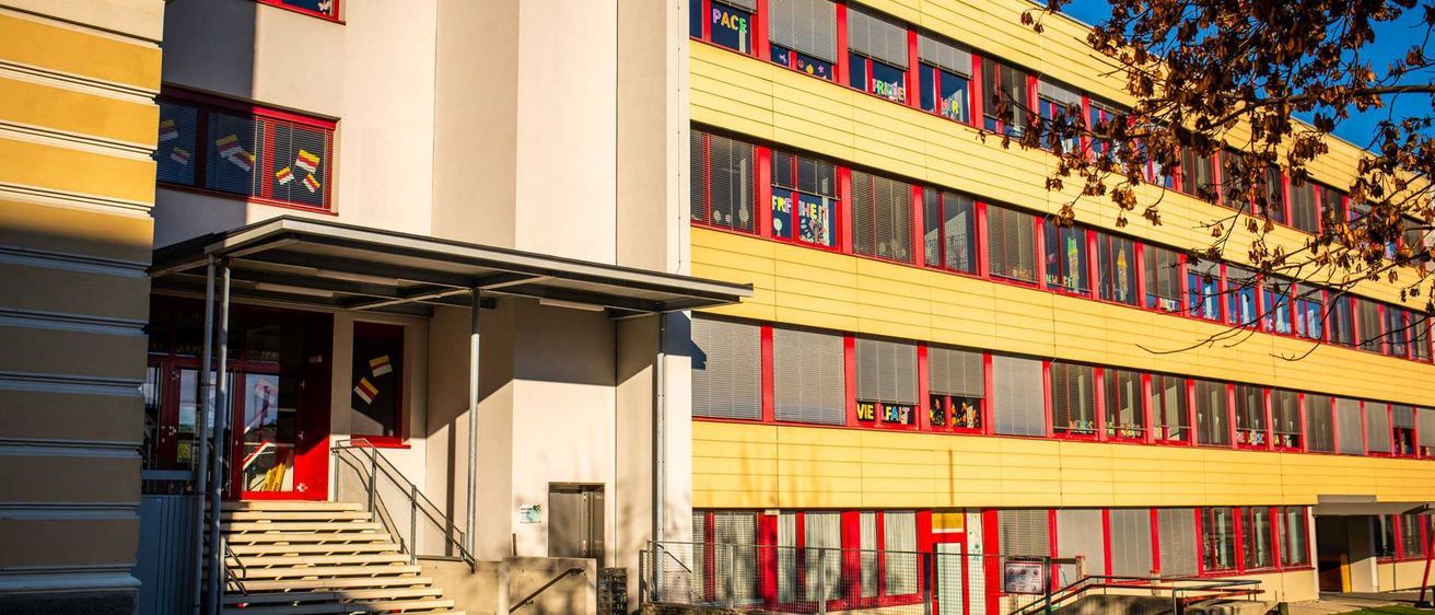 Bild enthält, City, Urban, Building, Office Building, House, Housing, Staircase, Apartment Building, High Rise
