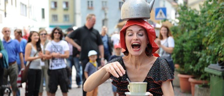 Bild enthält, Adult, Female, Person, Woman, Cup, People, Head, Pot, Face, Costume