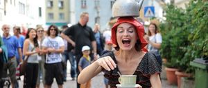 Bild enthält, Adult, Female, Person, Woman, Cup, People, Head, Pot, Face, Costume