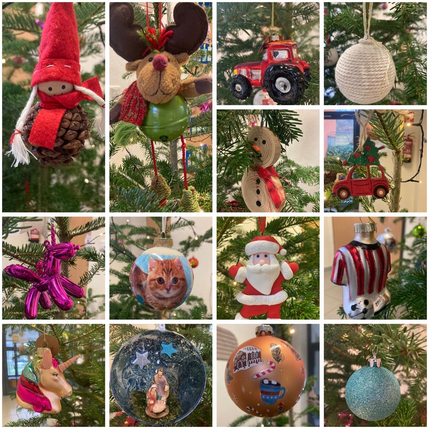 Eine Collage verschiedener Weihnachtsdekorationen an einem Baum zeigt einen Gnom, ein Rentier, eine Katze, einen Schneemann, einen Lastwagen, Santa Claus, ein gestreiftes Fußballtrikot, ein Einhorn, eine Krippe und eine Kaffeetasse.