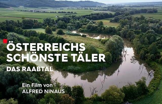 Eine Luftaufnahme des Raabtals in Österreich zeigt üppige grüne Felder, Bäume und einen mäandernden Fluss. Der Text lautet 'Österreichs Schönste Taler Das Raabtal' und nennt Alfred Ninaus als Filmemacher.