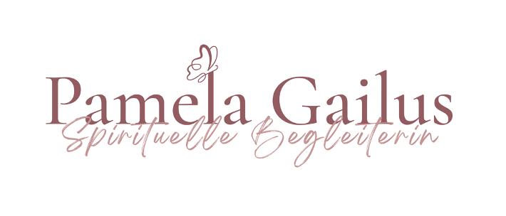 Das Logo zeigt den Namen Pamela Gailus in einer stilisierten Schrift mit einem Schmetterling darüber. Darunter steht 'spirituelle Begleiterin' in einer kleineren Schrift. Die Farbgebung ist in sanftem Rosa.