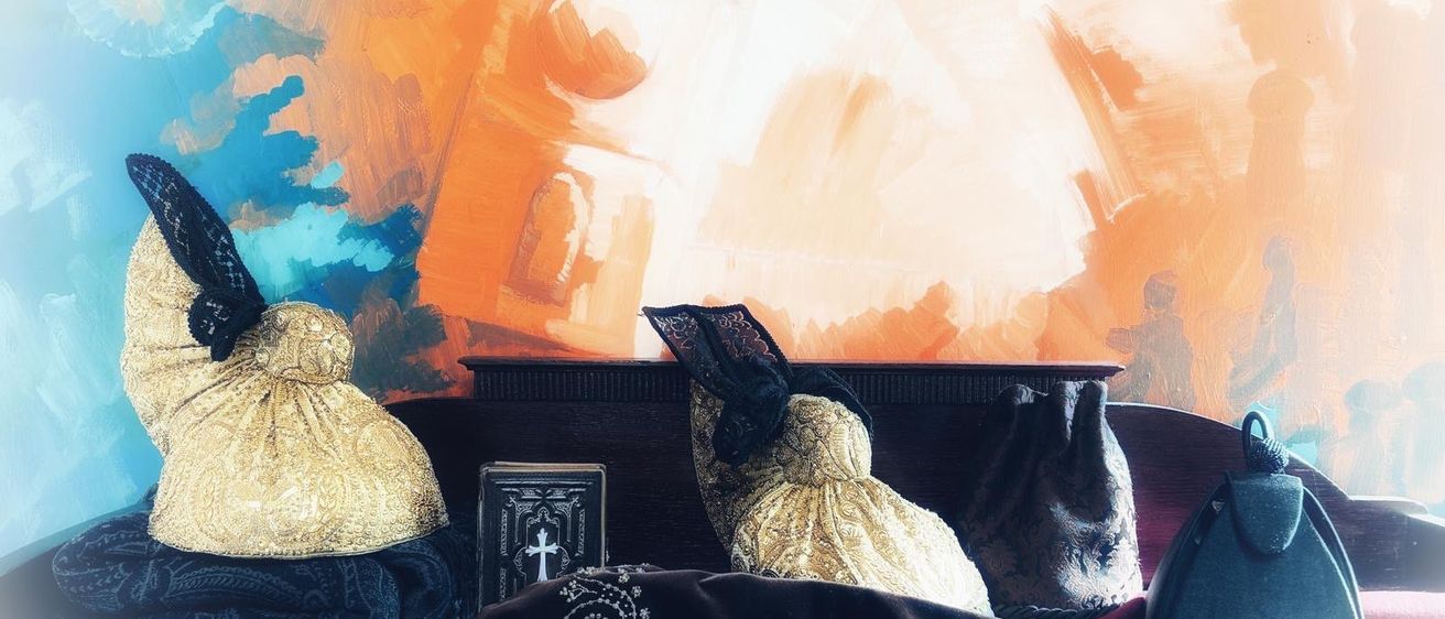 Bild enthält, Cushion, Home Decor, Furniture, Couch, Art, Pillow, Painting