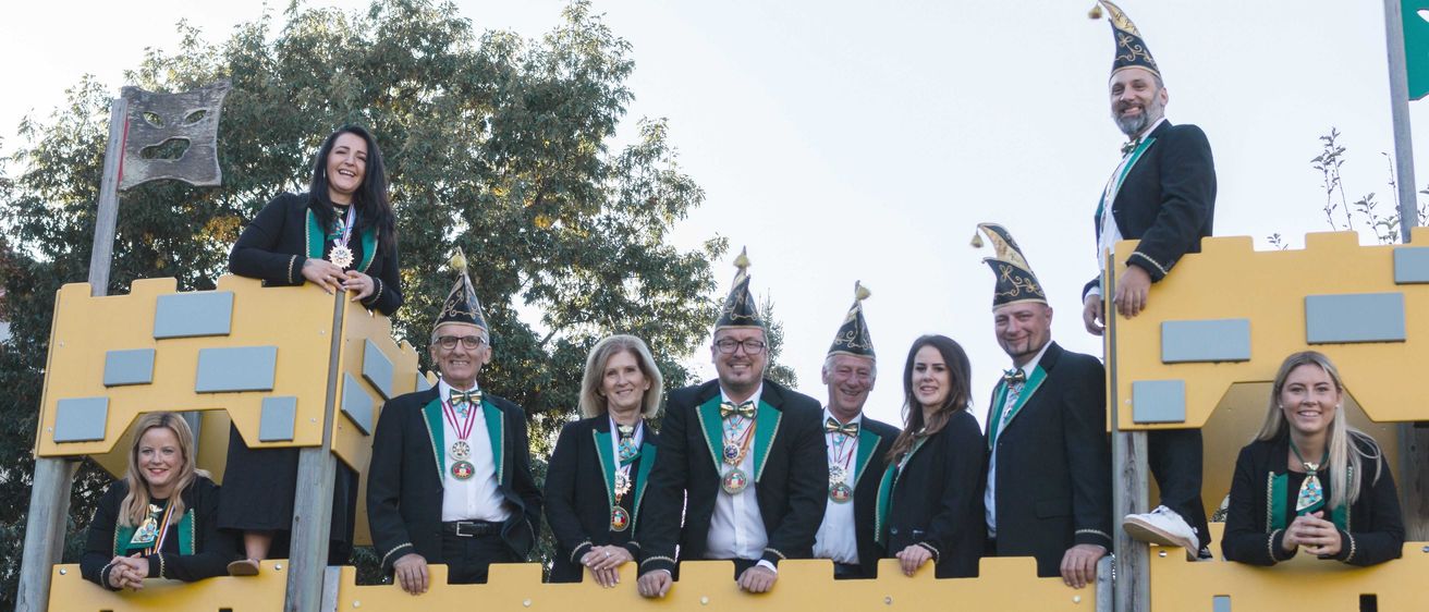 Bild enthält, People, Person, Adult, Female, Woman, Shoe, Male, Man, Glasses, Belt