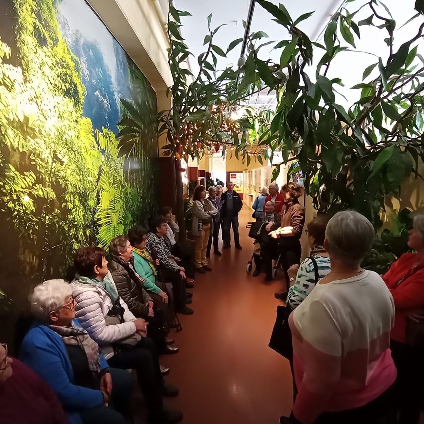 Bild enthält, People, Person, Adult, Male, Man, Handbag, Female, Woman, Head, Face