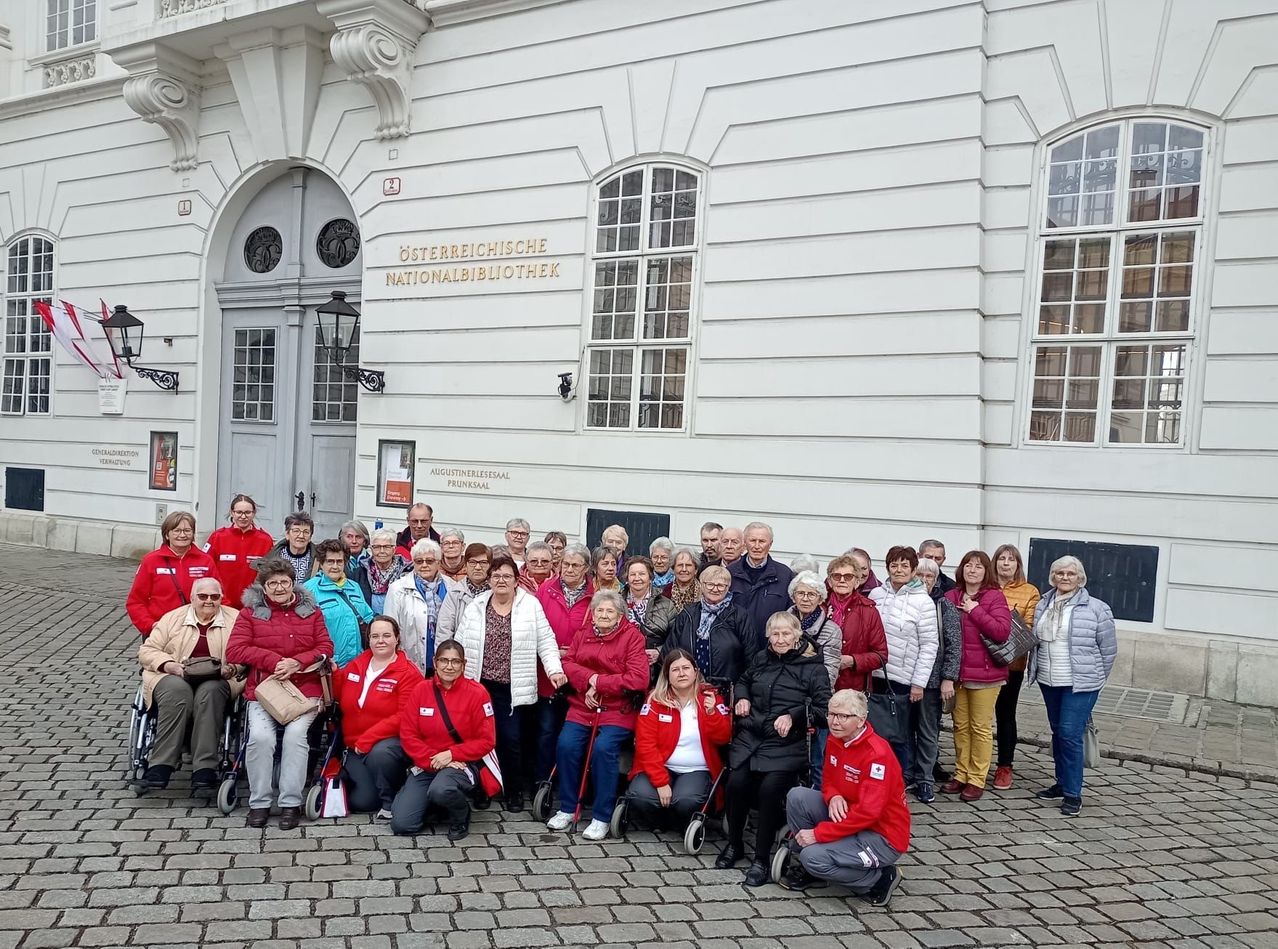 Bild enthält, College, People, Person, Adult, Male, Man, Handbag, Coat, Shoe, Jeans