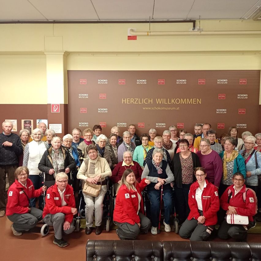 Bild enthält, People, Person, Pants, Handbag, Adult, Male, Man, Groupshot, Female, Woman