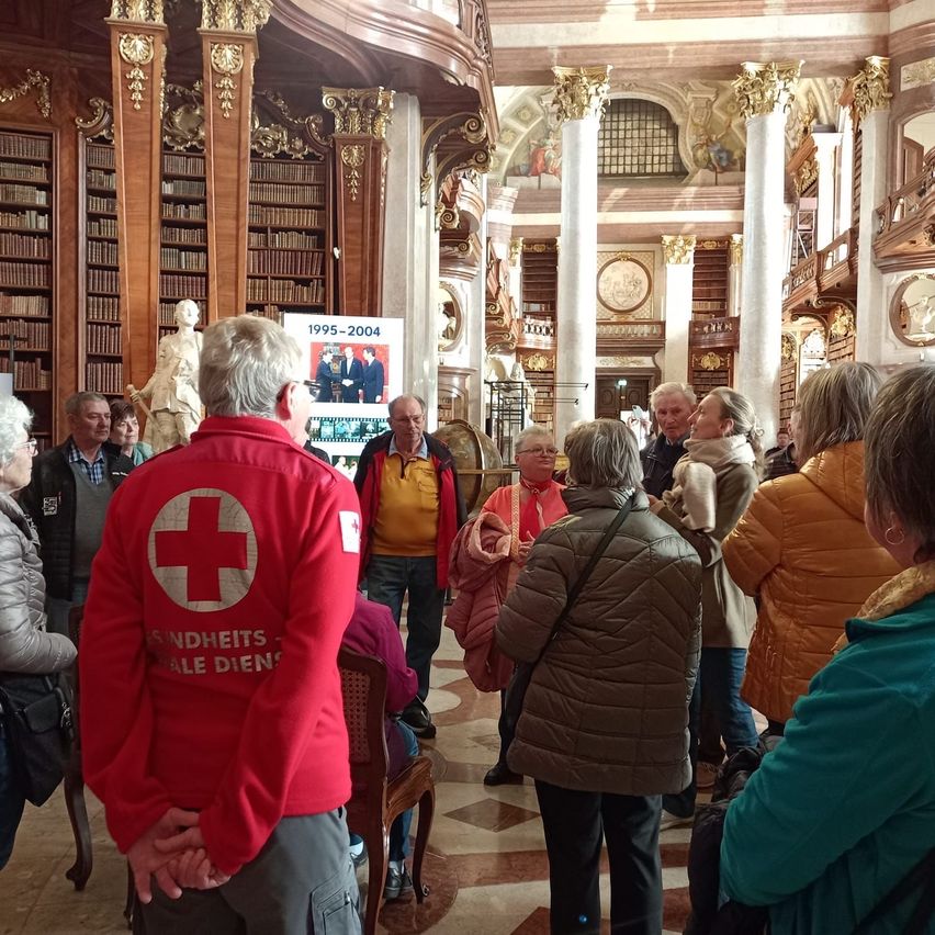 Bild enthält, Logo, People, Person, Symbol, Adult, Male, Man, Female, Woman, Coat