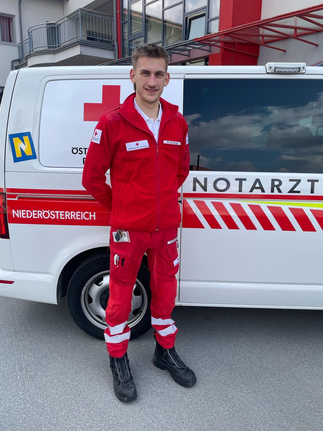 Bild enthält, Adult, Male, Man, Person, Standing, Wheel, Shoe, Face, Car, Fireman