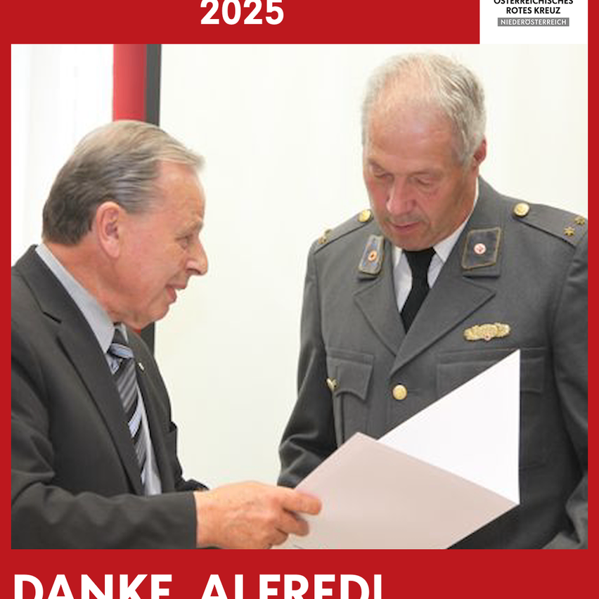 Zwei Männer in formeller Kleidung und Militäruniform, einer hält ein Papier, beide sehen sich in einer formellen Umgebung an. Der Text 'DANKE, ALFRED' und '2025' ist zu sehen.
