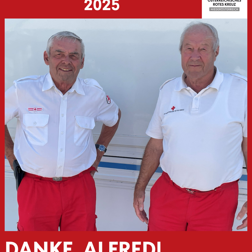 Zwei Männer in roten Uniformen und Mützen stehen nebeneinander und lächeln für ein Foto vor einer weißen Wand. Darunter steht Danke Alfred.