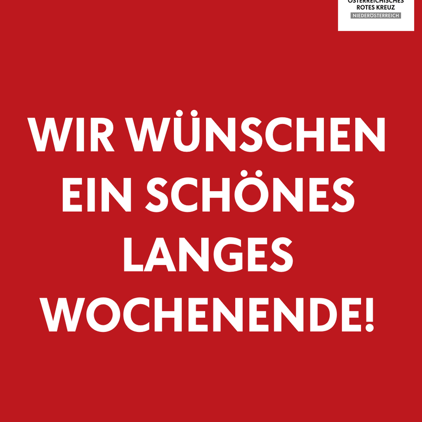 Ein roter Plakat mit weißem Text darauf, das 'Wir wuenschen ein Schoenes langes Wochenende!' sagt. Das Plakat hat ein kleines weißes Logo in der oberen rechten Ecke.
