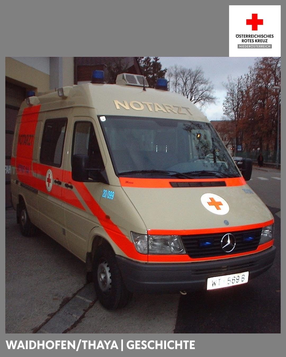 Ein Krankenwagen ist am Straßenrand geparkt, mit der Aufschrift 'NOTARZT' an der Seite und einem roten Kreuz-Symbol. Das Nummernschild lautet 'WT 569 B'.