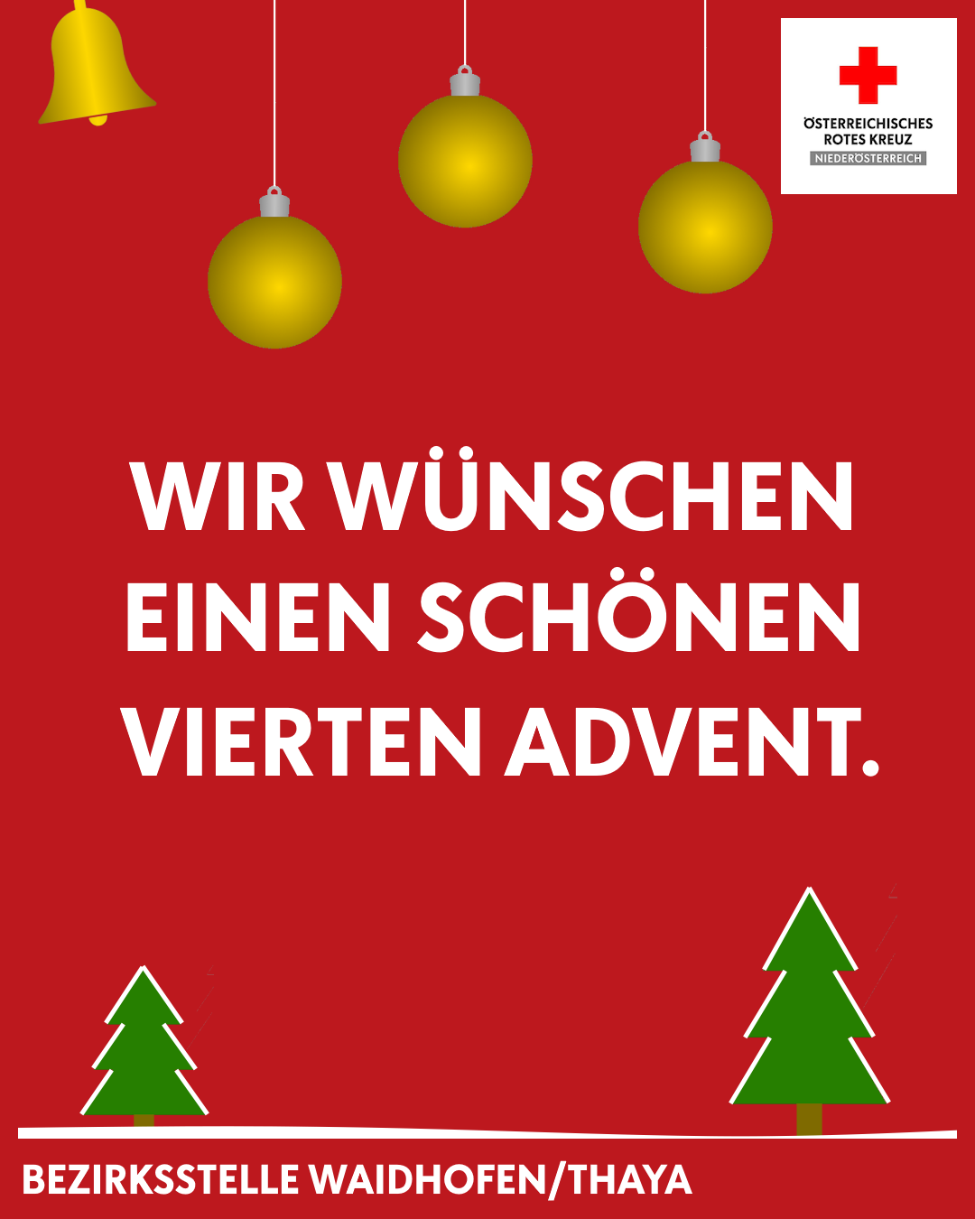 Ein roter Plakat mit goldenen Weihnachtskugeln und grünen Weihnachtsbäumen wünscht einen schönen vierten Advent.