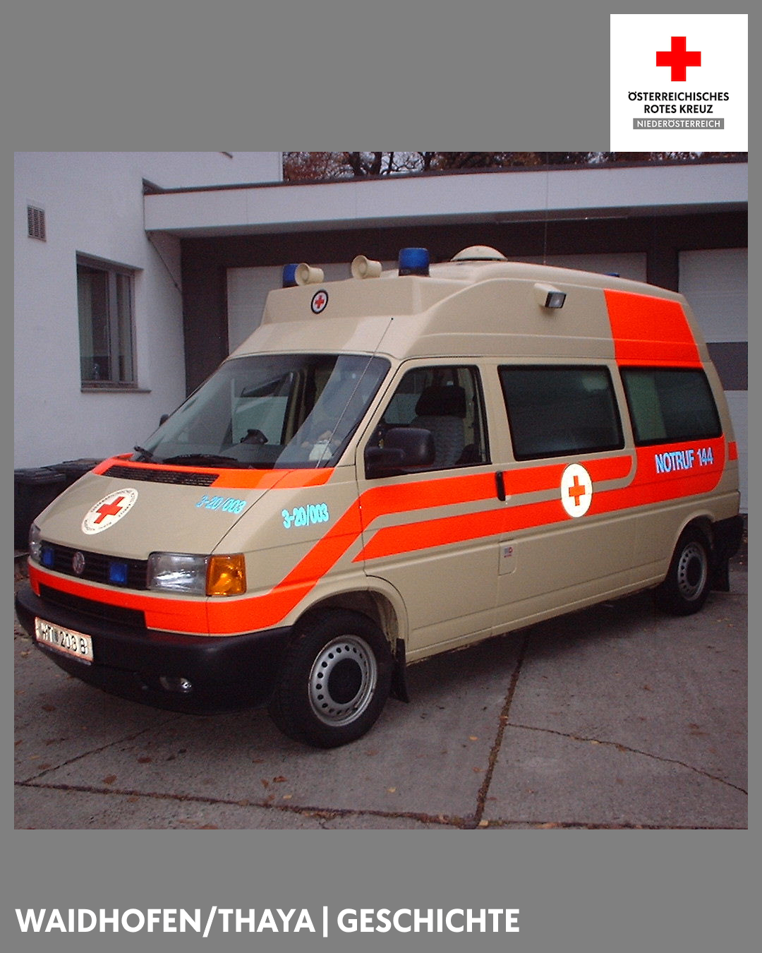 Ein Krankenwagen mit roten Kreuzsymbolen steht vor einem Gebäude. Er hat das Kennzeichen WT 203 B.