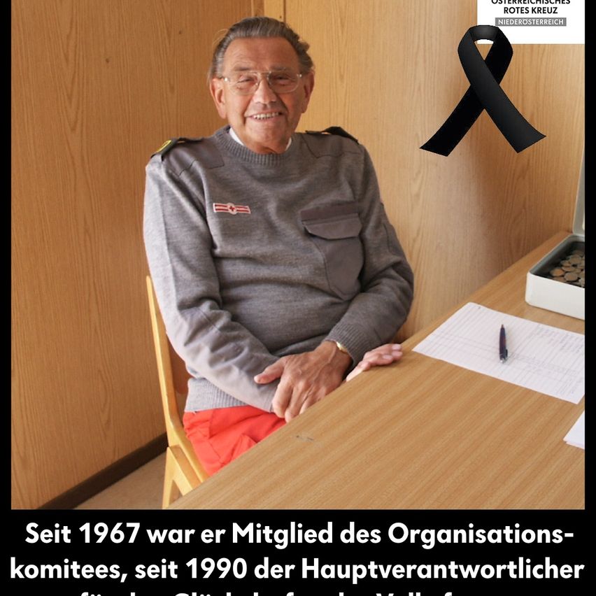 Ein Mann in Uniform sitzt an einem Schreibtisch mit einem schwarzen Band in der Ecke, er ist seit 1967 bei der Organisation und seit 1990 der Hauptverantwortliche.