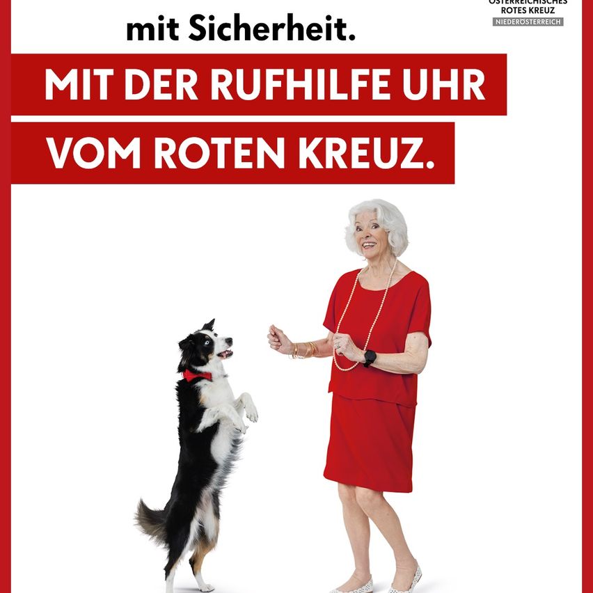 Eine Anzeige für Rufhilfe Uhr zeigt eine ältere Frau mit einem Hund und betont Sicherheit.