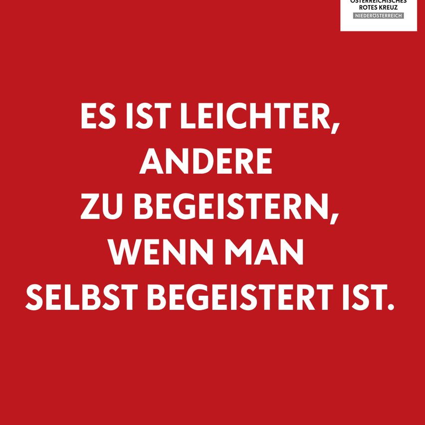 Ein roter Plakat mit weissem Text lautet, 'Es ist leichter, andere zu begeistern, wenn man selbst begeistert ist.' In der oberen rechten Ecke befindet sich ein weisses Logo.