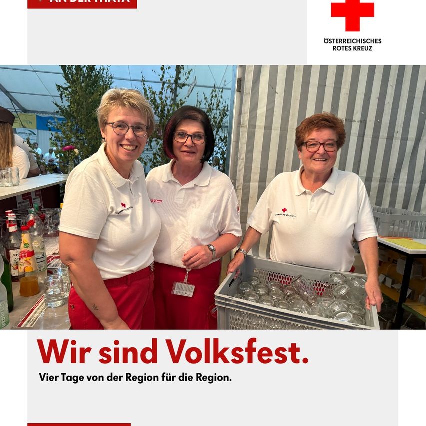 Drei Frauen in weißen und roten Uniformen lächeln in die Kamera. Eine hält einen Korb mit Gläsern. Der Text lautet: 'Wir sind Volksfest. Vier Tage von der Region für die Region.'