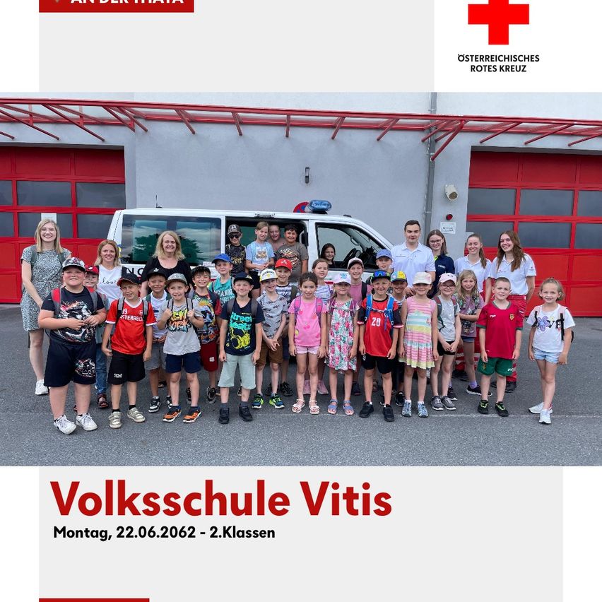 Eine Gruppe von Kindern und Erwachsenen steht am 22. Juni 2020 vor einem Feuerwehrauto. Es ist für die Volksschule Vitis.